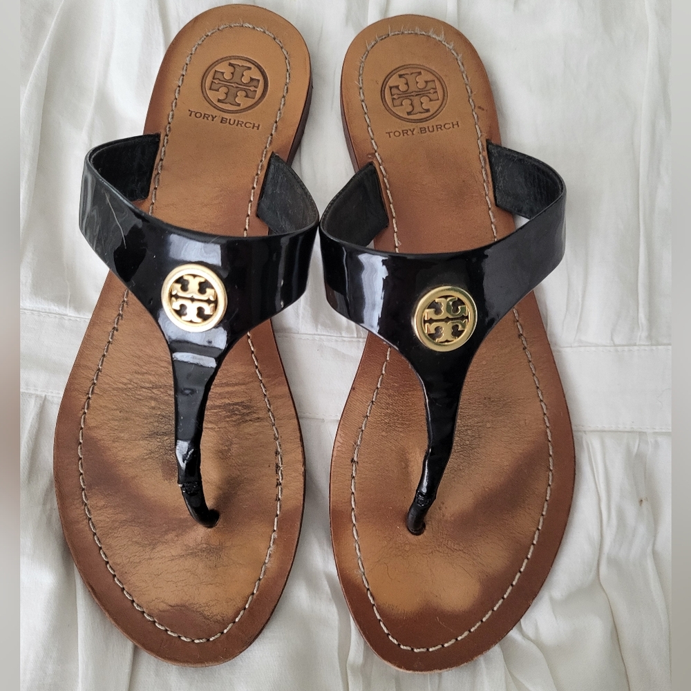 Tory Burch Cameron Black Patent Leather Thong Sandal With Gold Logo